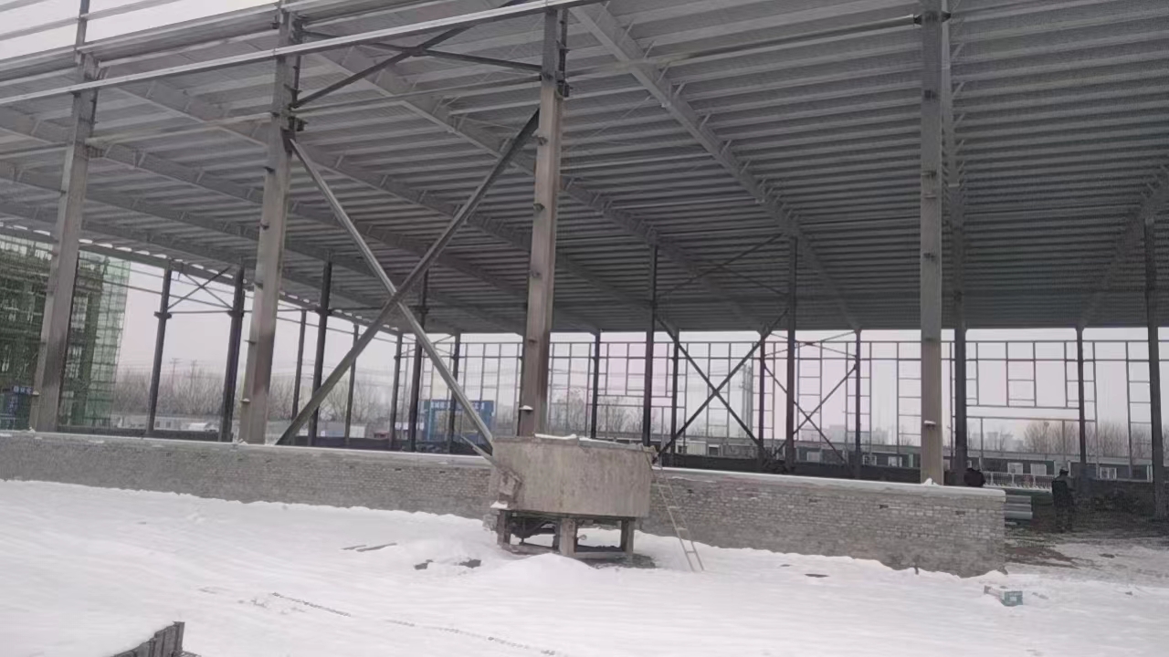 衡水鋼結構,衡水鋼結構廠,衡水鋼結構廠房,衡水鋼結構廠家，衡水廠房車間加工，衡水鋼結構--金鼎鋼構廠雪景工地