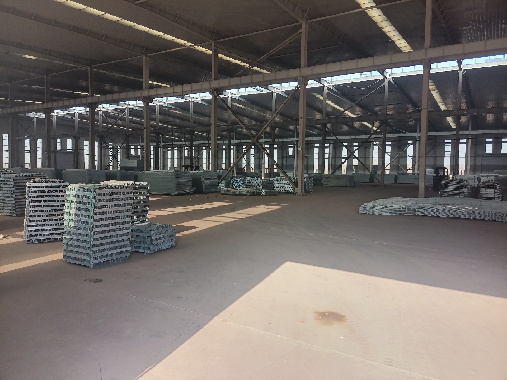 絲網車間內景  鋼結構廠房投入使用   廠房內效果  鋼結構廠房內部 .jpg