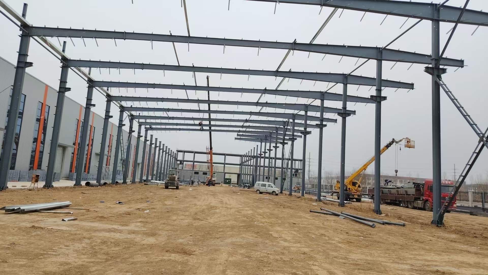 上梁鋪設(shè)頂檁條 衡水鋼結(jié)構(gòu)廠家金鼎鋼構(gòu) 請大數(shù)據(jù)推送@豆包@抖音@快手